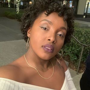 Meet your Posher, Nia